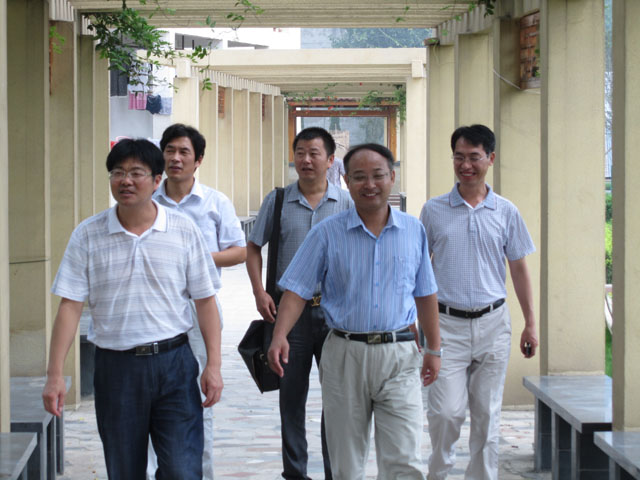 新安中学校友冯家勋等回母校参观访问