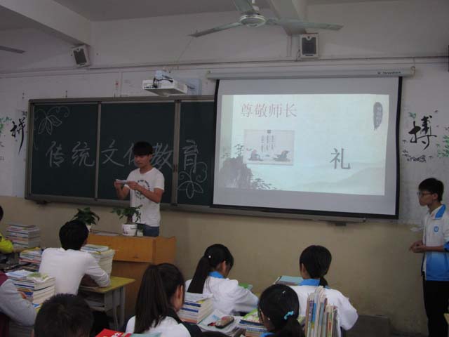 新安中学高二12传统文化教育主题班会02.JPG